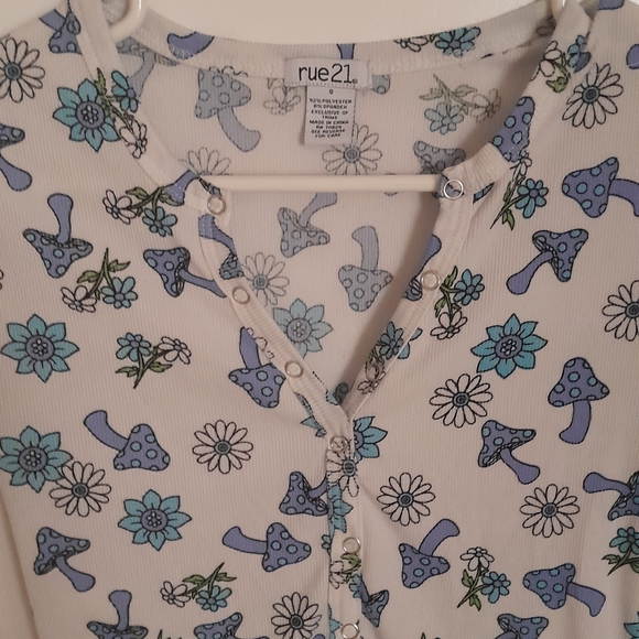 Rue21 Mushroom and Flower top - Picture 4 of 7